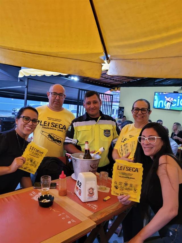 Agentes e educadores de trânsito promovem campanha de conscientização em bares