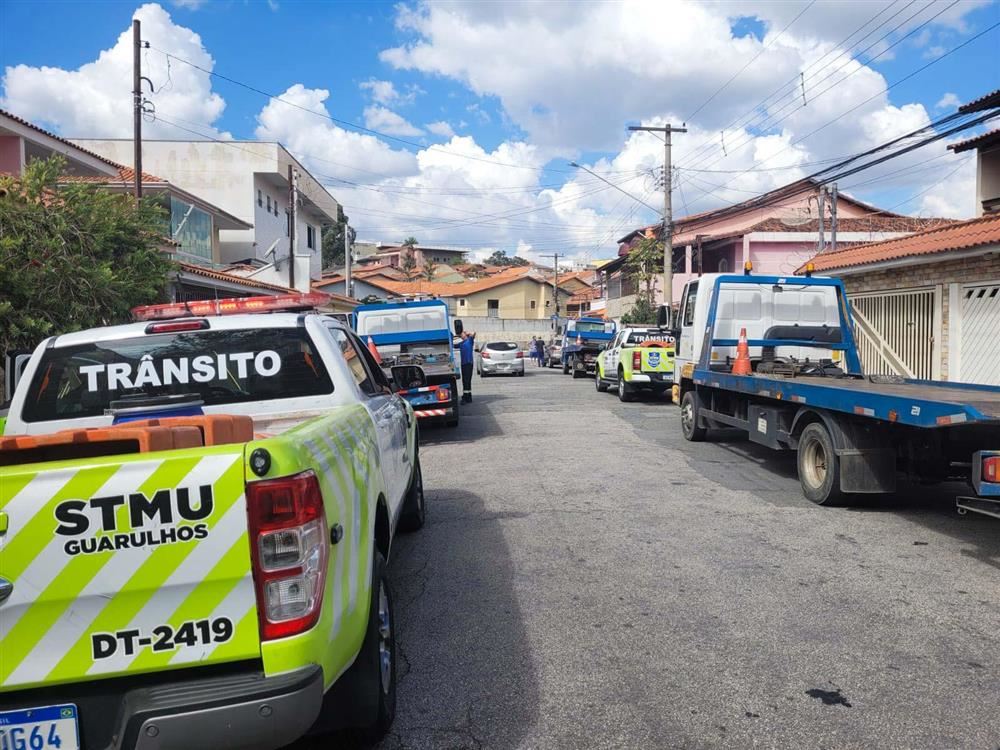 Veículos em estado crítico de abandono são removidos ao pátio pela Prefeitura