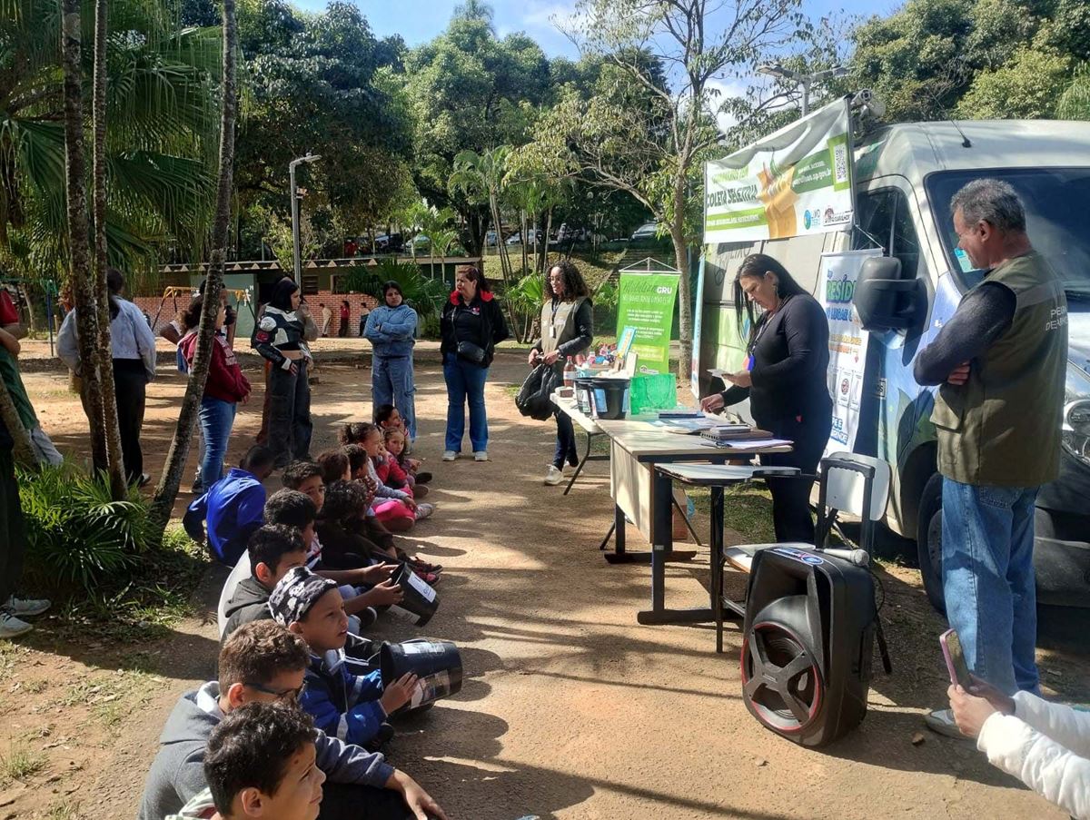 Crianças participam de corrida sustentável sobre destinação correta de resíduos no Zoo Municipal