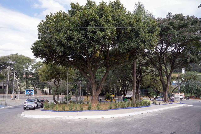 Prefeitura entrega revitalização de praça na região do Taboão
