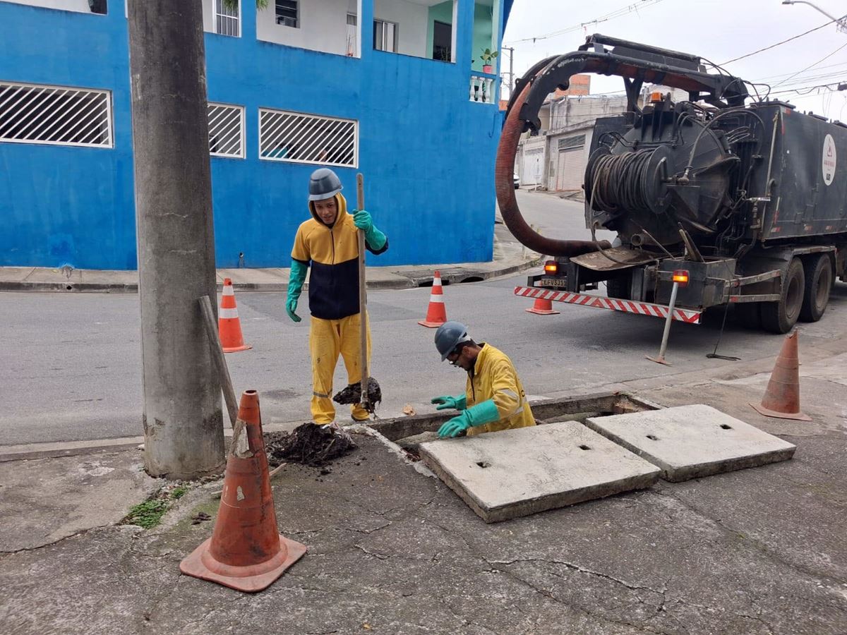 Prefeitura desobstrui bocas de lobo da avenida Santos Dumont