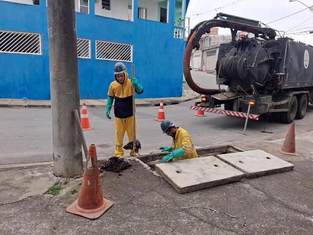 Prefeitura desobstrui bocas de lobo da avenida Santos Dumont