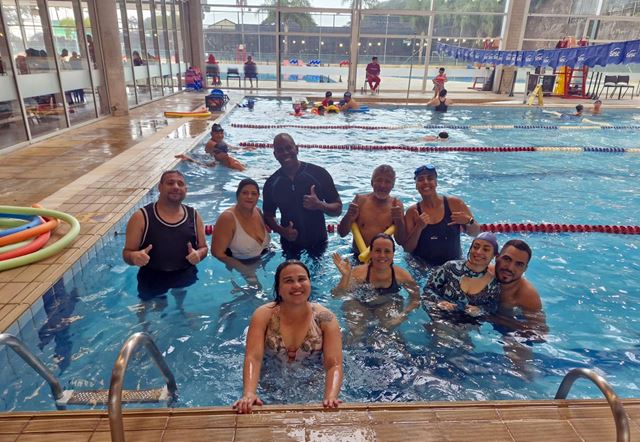 Alunos do Peis com deficiência visual participam do Dia do Desafio na piscina do Sesc Guarulhos