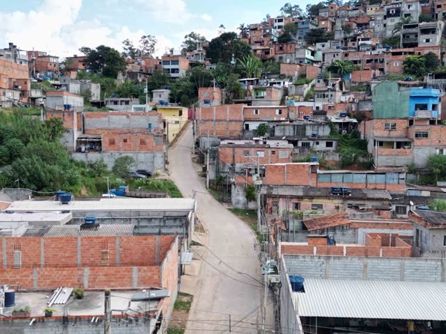 Prefeitura entrega mais três ruas pelo programa Mão na Massa