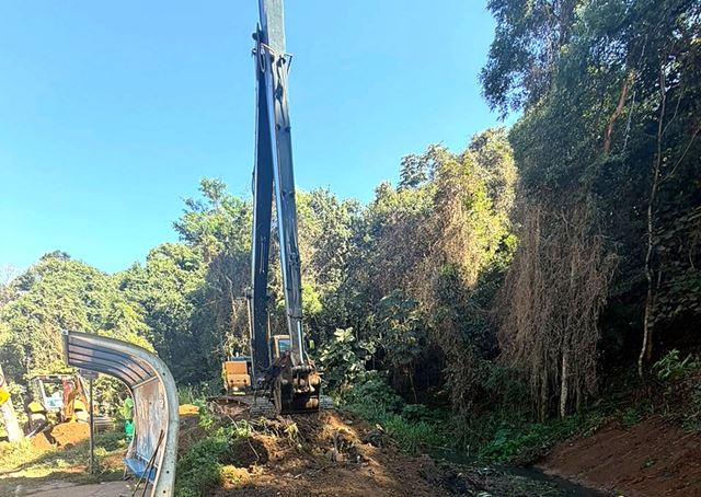 Prefeitura inicia desassoreamento de trecho do córrego Cabuçu