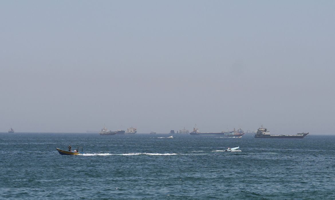 EUA lançam novos ataques contra Irã; forças iranianas fecham Ormuz
