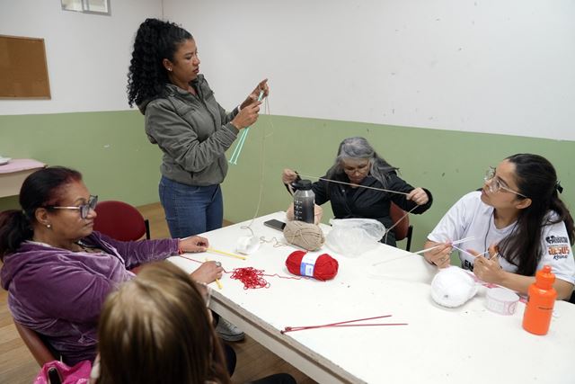 Assistidas pela Casa da Mulher Pimentas buscam geração de renda e bem-estar em oficina de touca e gola