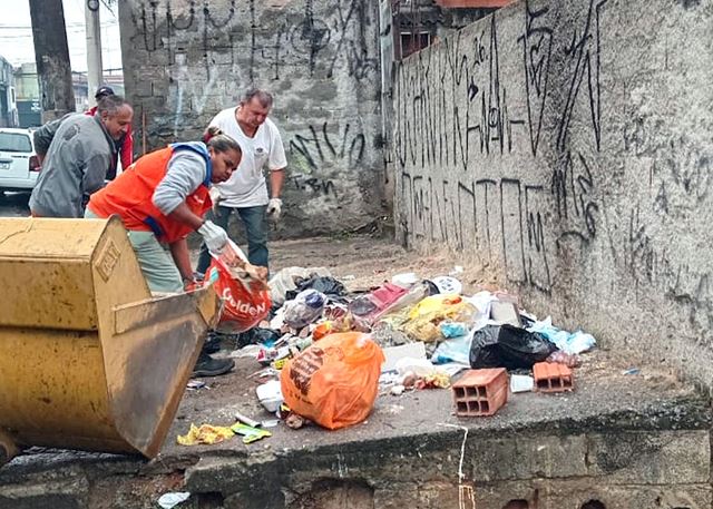 Prefeitura retira descarte irregular de ruas das regiões do Taboão e do Cocaia