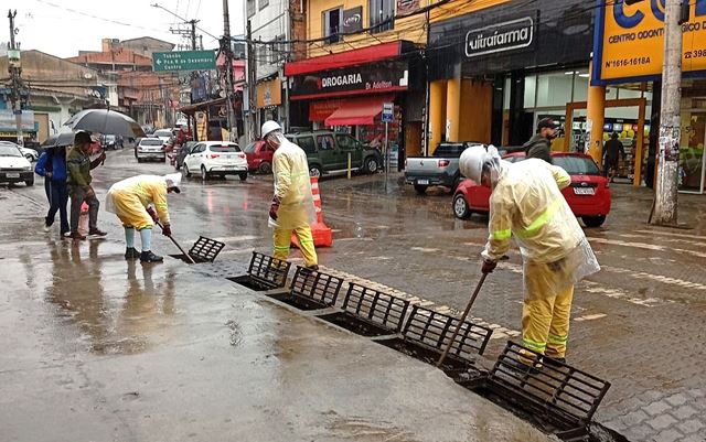 Bocas de lobo são limpas pela Prefeitura no Cabuçu e Vila Galvão