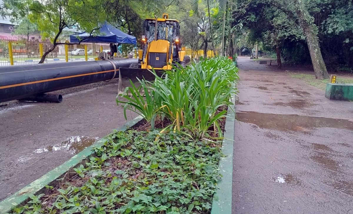 Trecho da pista de caminhada do Bosque Maia está interditado para intervenção da Sabesp