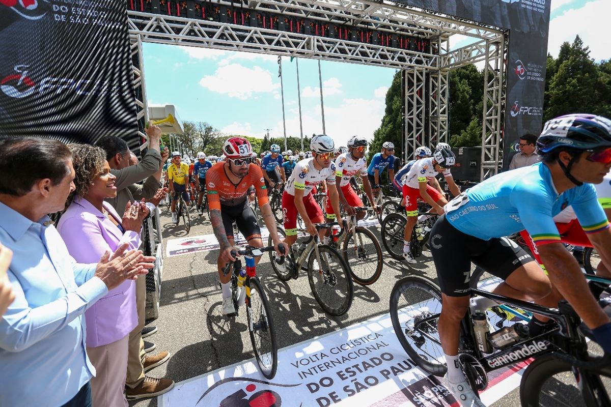 Ciclistas se reúnem no Palácio dos Bandeirantes para largada da Volta Ciclística Internacional