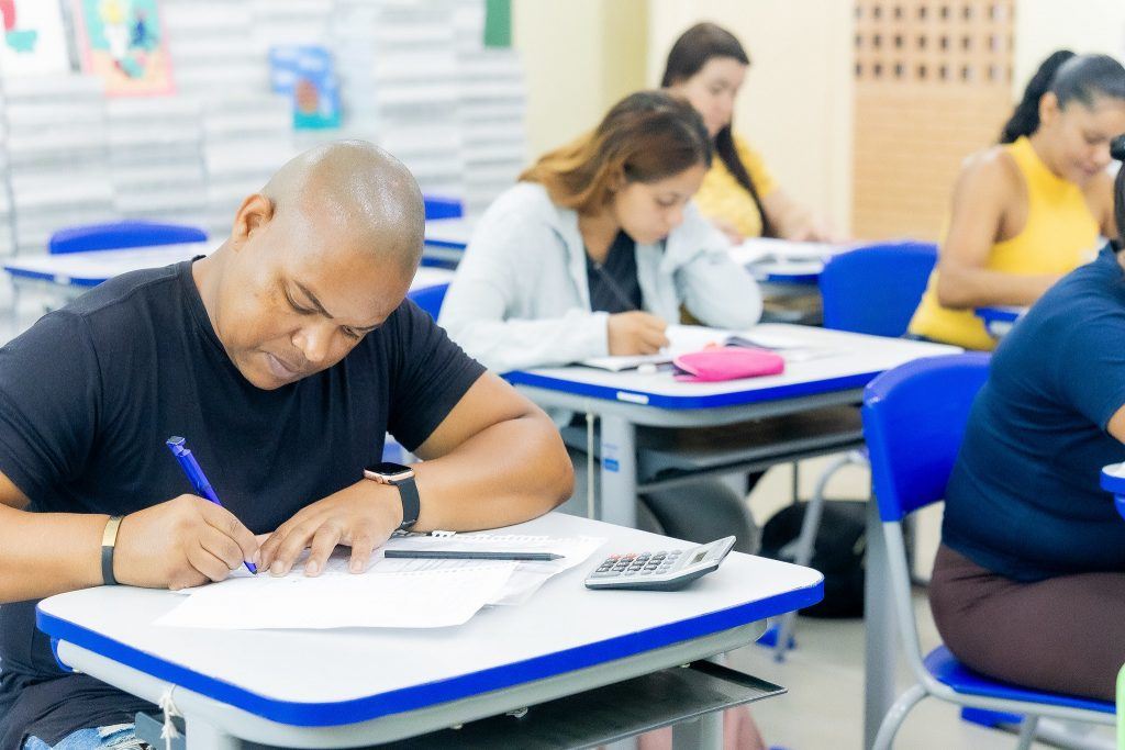 Escolas abrem vagas para Ensino Médio em que aluno pode iniciar estudos em qualquer época do ano