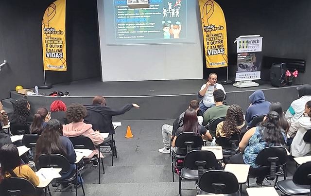 Prefeitura reúne estudantes para palestra sobre os perigos do álcool e drogas ao dirigir