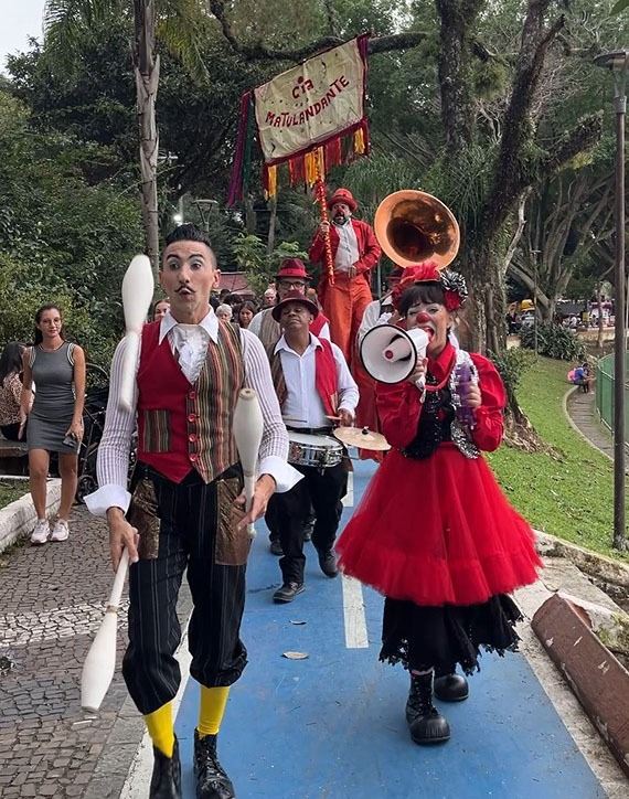 Bandaréu de Palhaços encanta centenas de pessoas na Vila Galvão