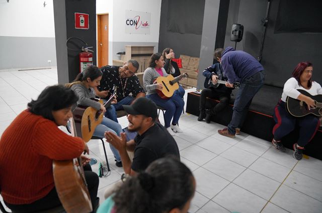 Rolezinho da Bengala proporciona aulas de violão, teclado, canto e de teatro na Vila Carmela