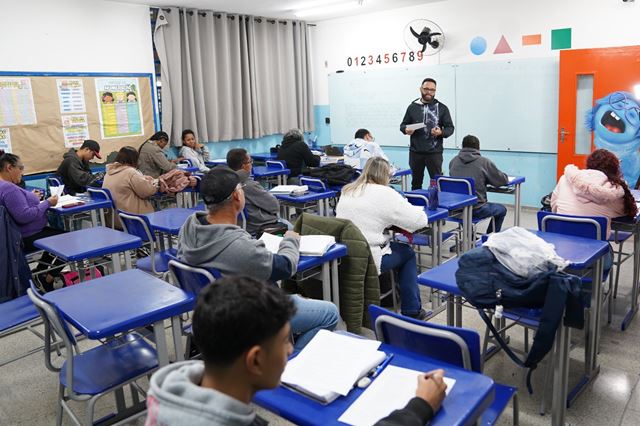 Prefeitura de Guarulhos incentiva jovens e adultos a concluírem o ensino fundamental nas turmas da EJA