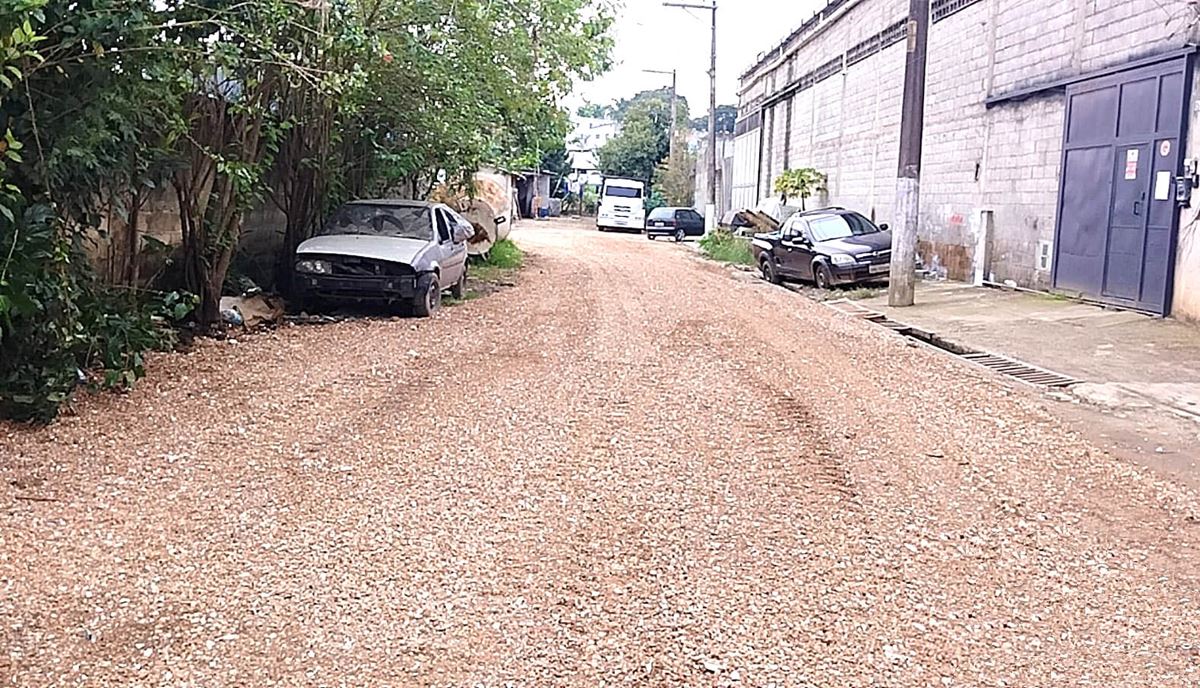 Prefeitura realiza limpeza e cascalhamento em rua da Vila Carmela