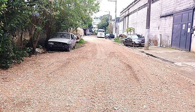 Prefeitura realiza limpeza e cascalhamento em rua da Vila Carmela