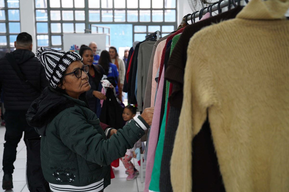 Varal Solidário distribui mais de 2 mil peças de roupas no Pimentas