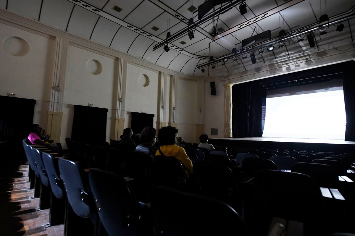 Teatro Padre Bento recebe sessão gratuita de cinema com filme surpresa revelado na hora