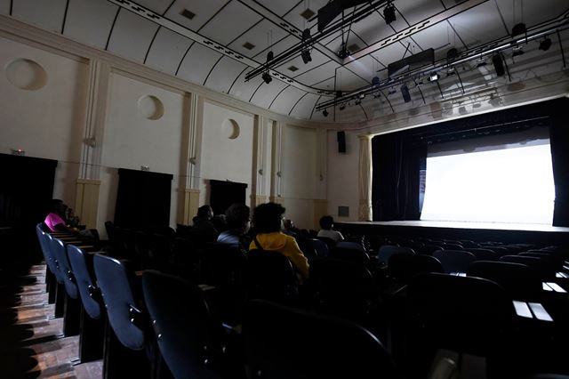 Teatro Padre Bento recebe sessão gratuita de cinema com filme surpresa revelado na hora