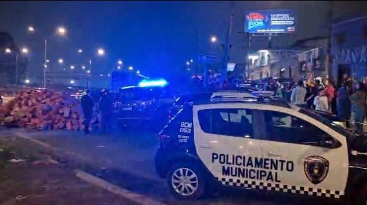 GCM e PRF evitam que carga de caminhão acidentado na Via Dutra fosse totalmente saqueada