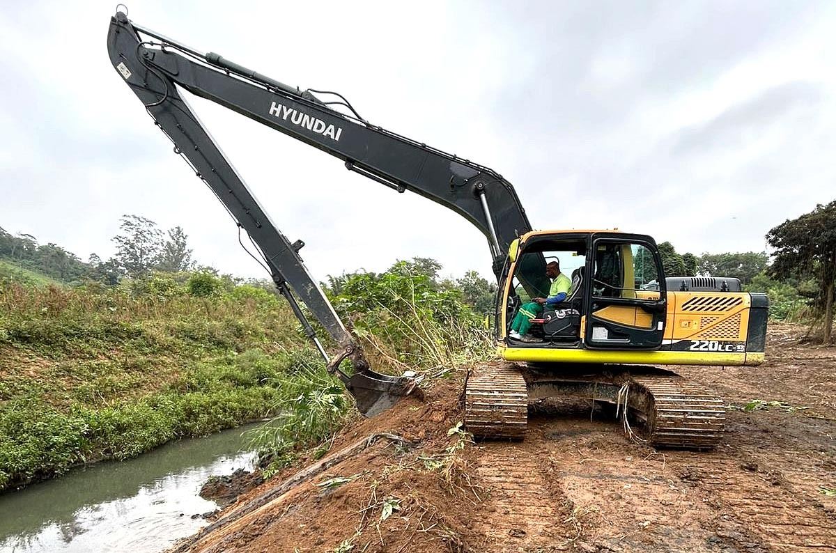 Trecho do córrego Cabuçu é desassoreado pela Prefeitura