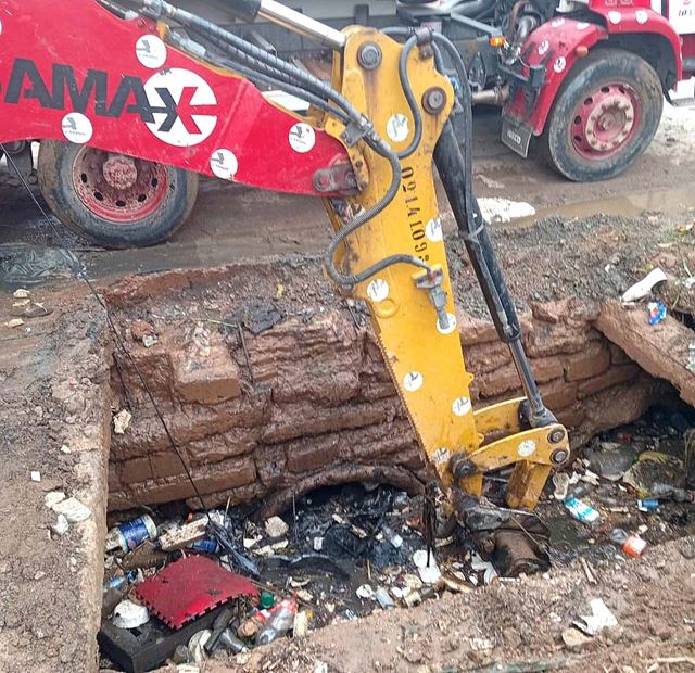 Prefeitura promove a limpeza de galeria de águas obstruída em rua do Taboão