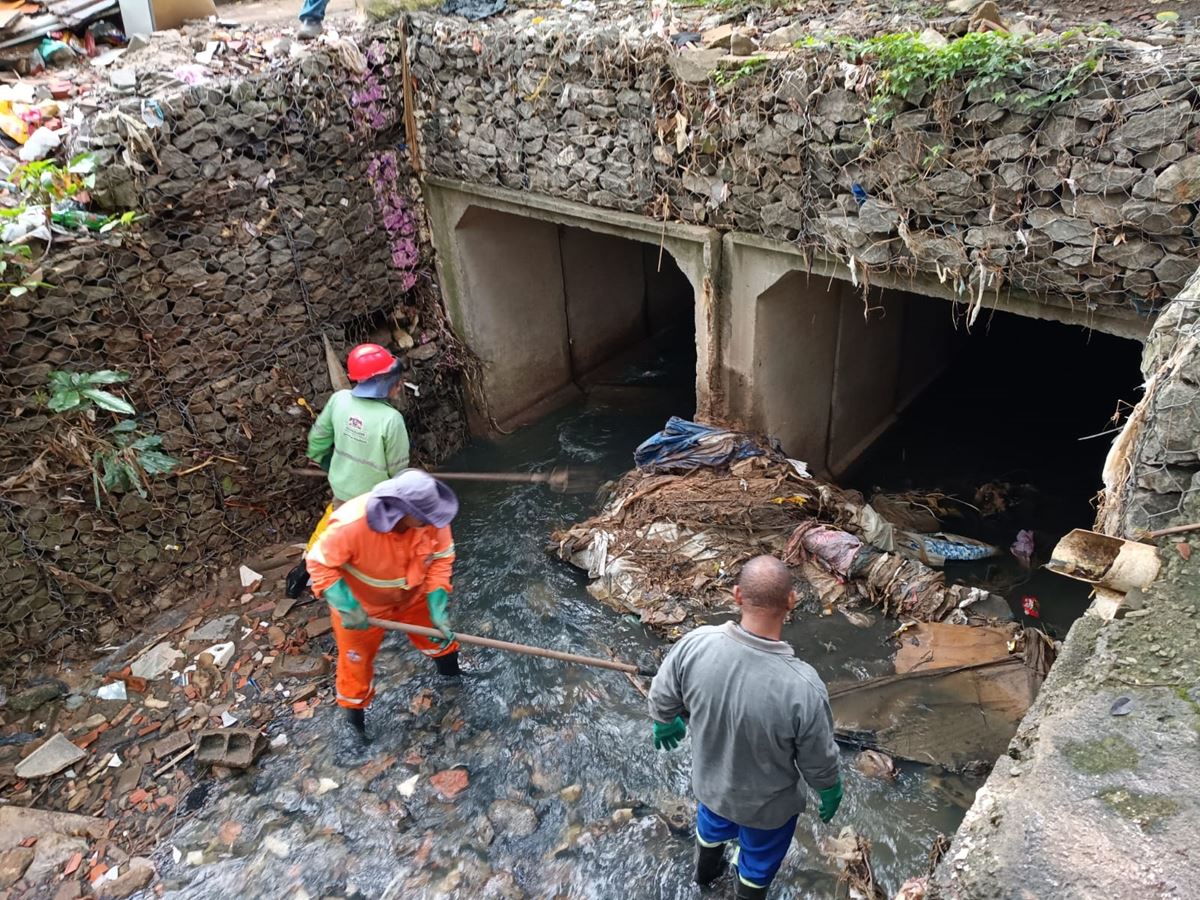 Prefeitura promove limpeza de travessias na região do Taboão