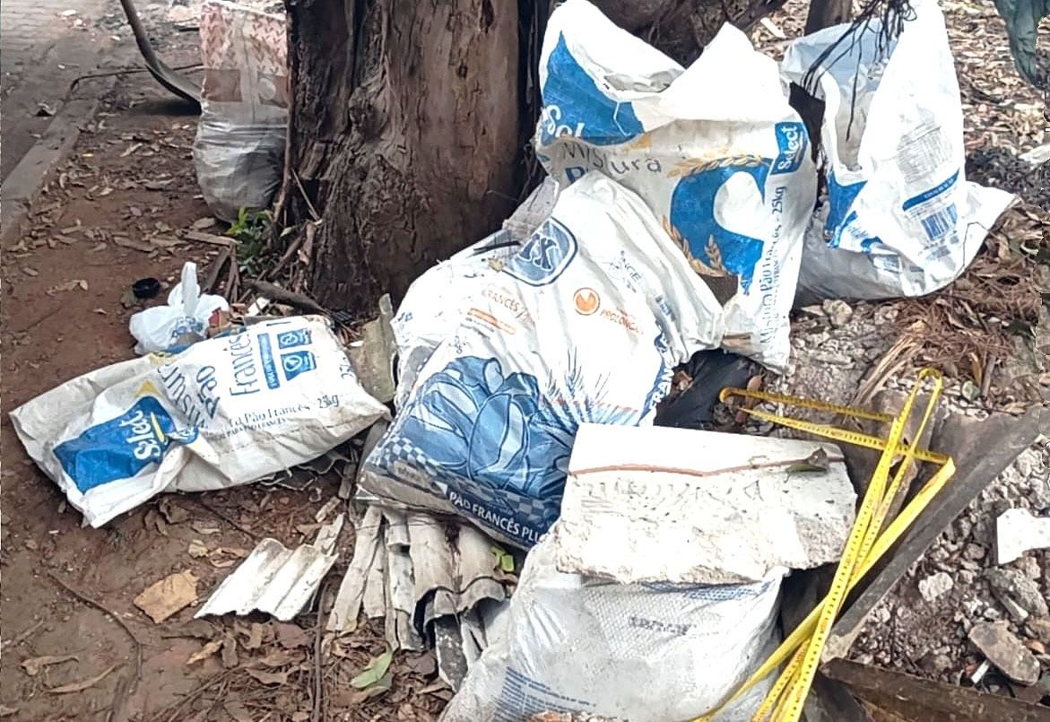 Descarte irregular é removido em vias da região do Bonsucesso pela Prefeitura