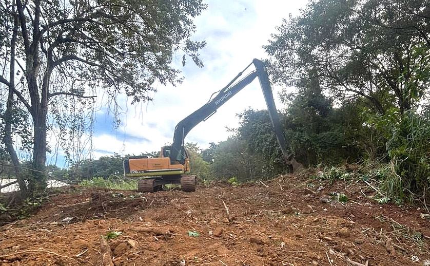 Prefeitura realiza desassoreamento de córrego e vala de drenagem