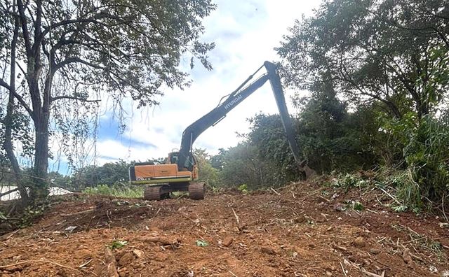 Prefeitura realiza desassoreamento de córrego e vala de drenagem