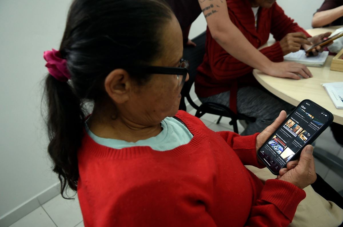 Casa da Mulher Haroldo Veloso oferece curso gratuito de inclusão digital para mulheres com mais de 60 anos