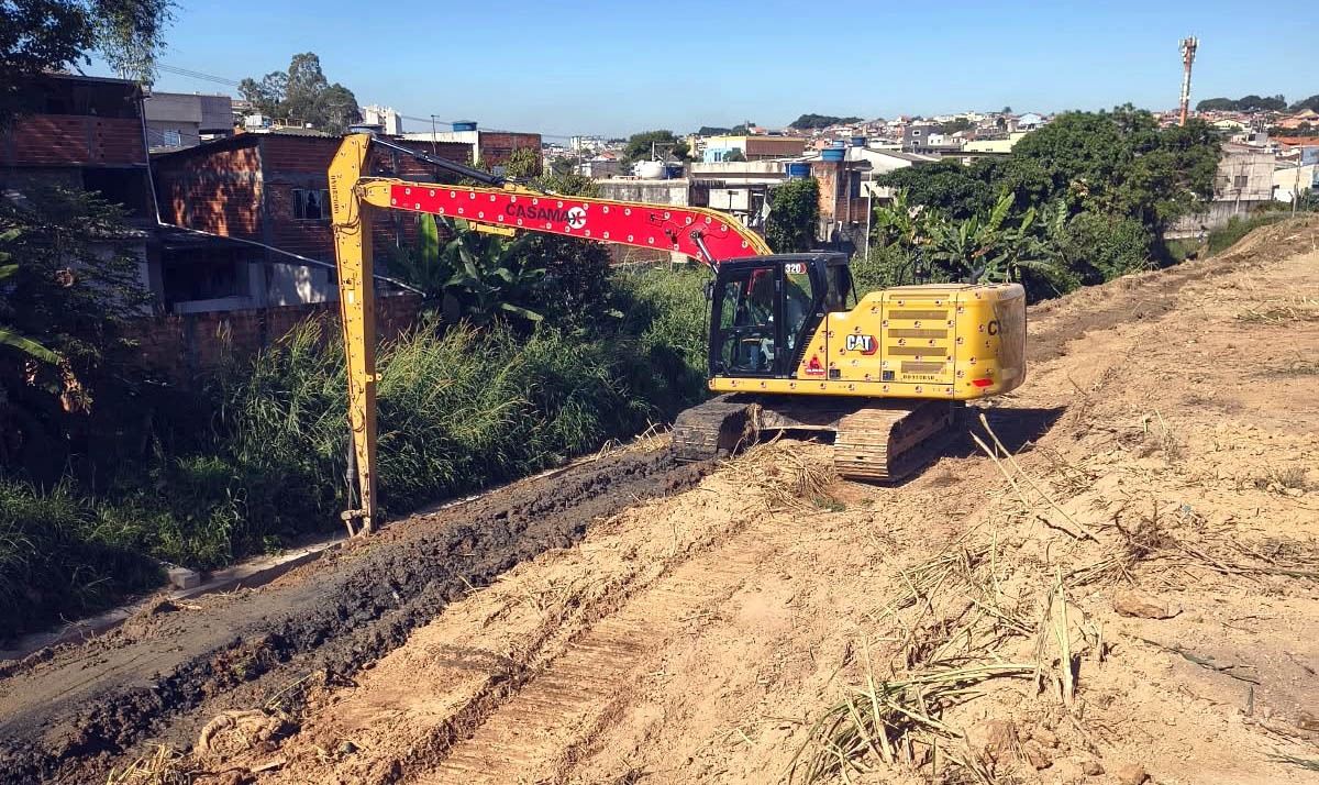 Prefeitura promove desassoreamento de trecho do córrego Taboão