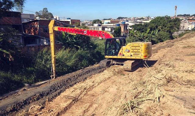 Prefeitura promove desassoreamento de trecho do córrego Taboão