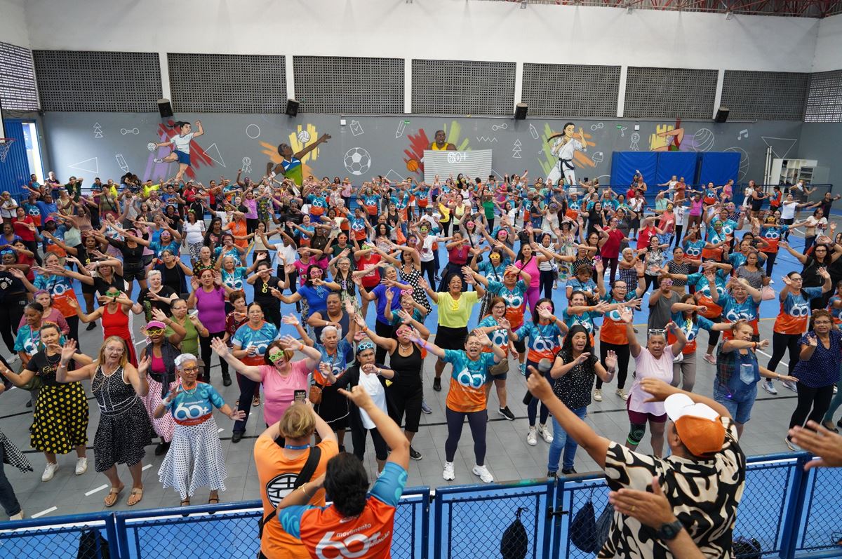 Aulão de dança para melhor idade reúne mais de 300 pessoas no CEU Parque São Miguel
