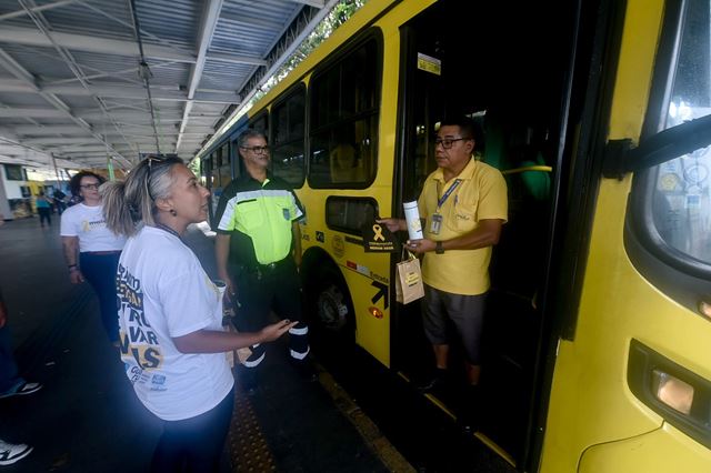 Prefeitura leva mensagem do Maio Amarelo a motoristas de ônibus