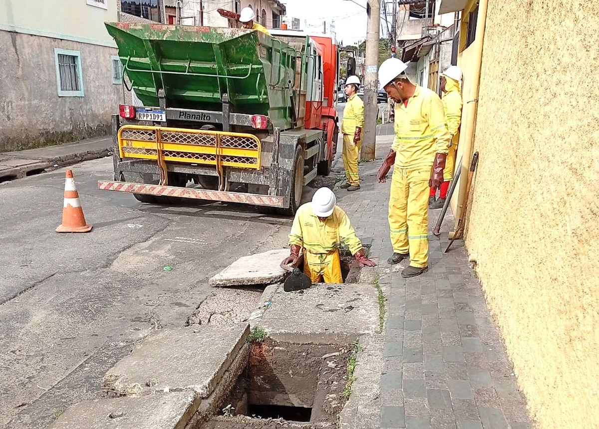 Prefeitura promove a limpeza manual de bocas de lobo no Picanço