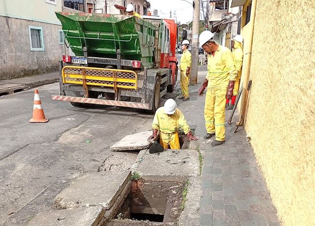 Prefeitura promove a limpeza manual de bocas de lobo no Picanço