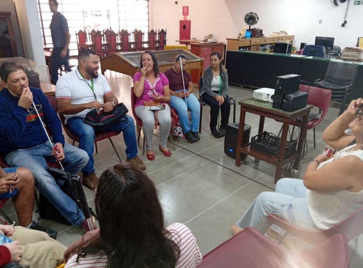 Alunos do Peis com deficiência visual participam de Rolezinho de Bengala no Arquivo Histórico