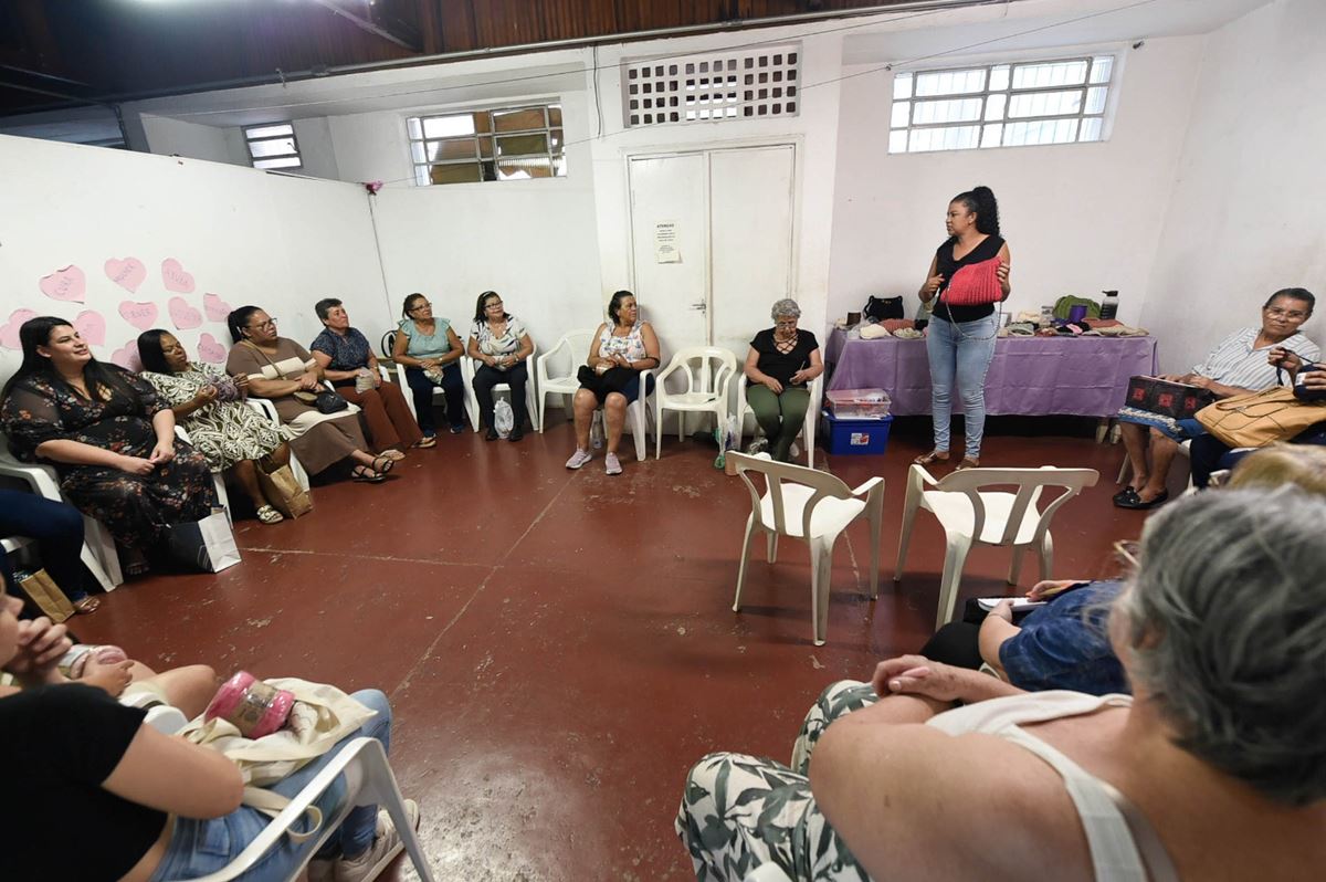Programação semanal das Casas da Mulher terá oficinas de artesanato, uso do WhatsApp e bate-papo