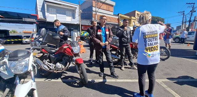 Ação educativa da Prefeitura orienta motociclistas sobre o Maio Amarelo