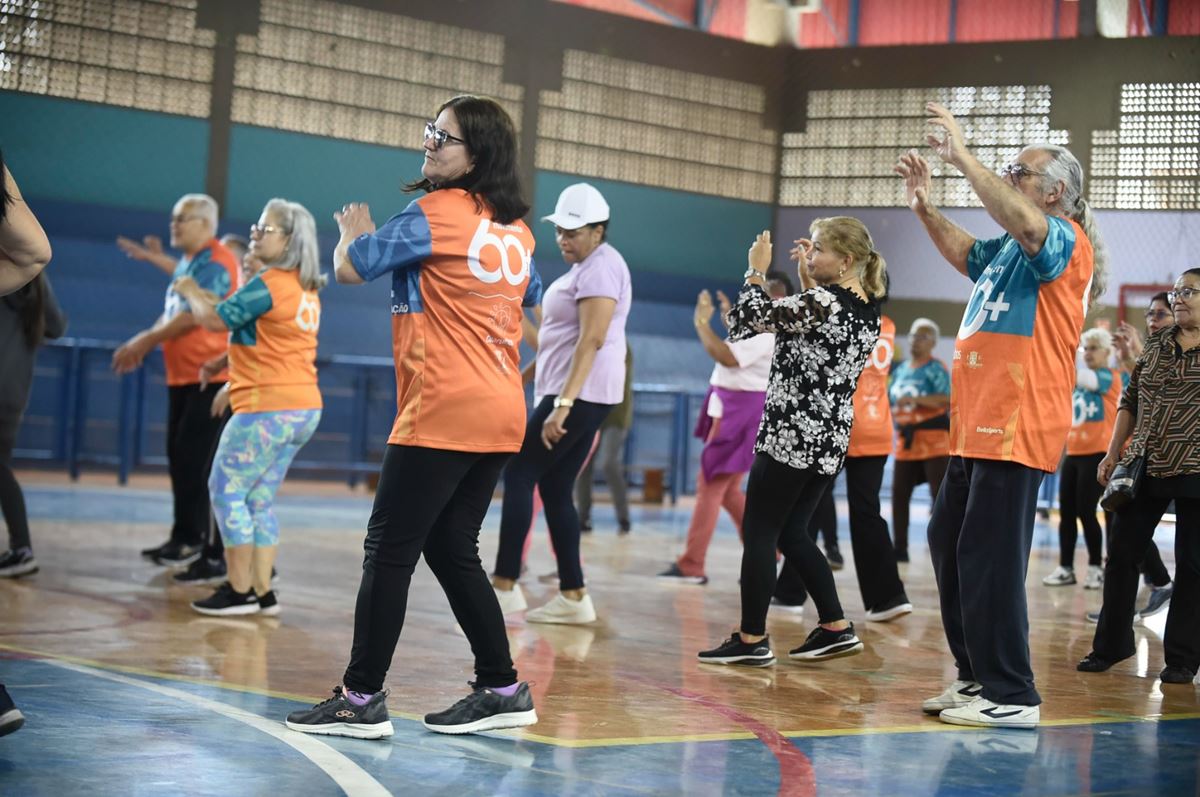 Aula de dança gratuita recebe idosos no CEU Parque São Miguel no sábado