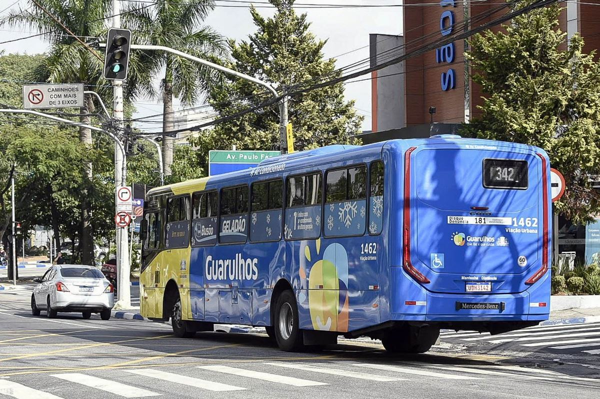 Prefeitura entrega 19 novos ônibus com ar-condicionado para a população