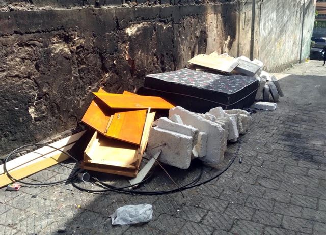 Prefeitura recolhe descarte irregular em vias em quatro bairros