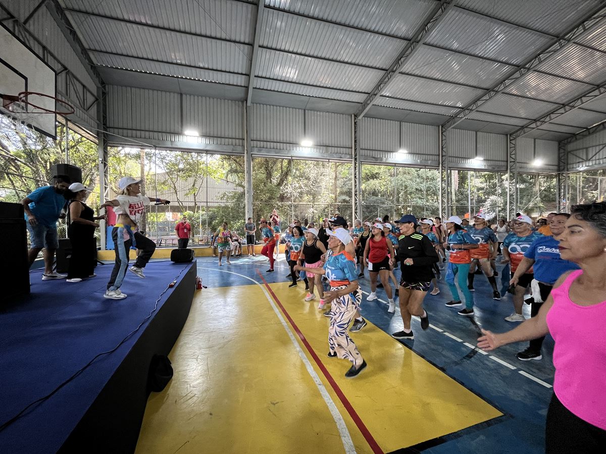 Ativação 60+ reúne mais de 200 idosos em aula de zumba no Parque Chico Mendes