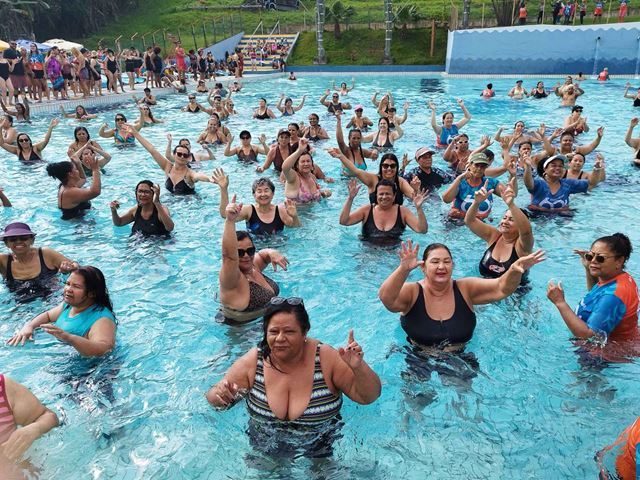 Idosos do projeto Ativação 60+ curtem dia de piscina com atividades aquáticas