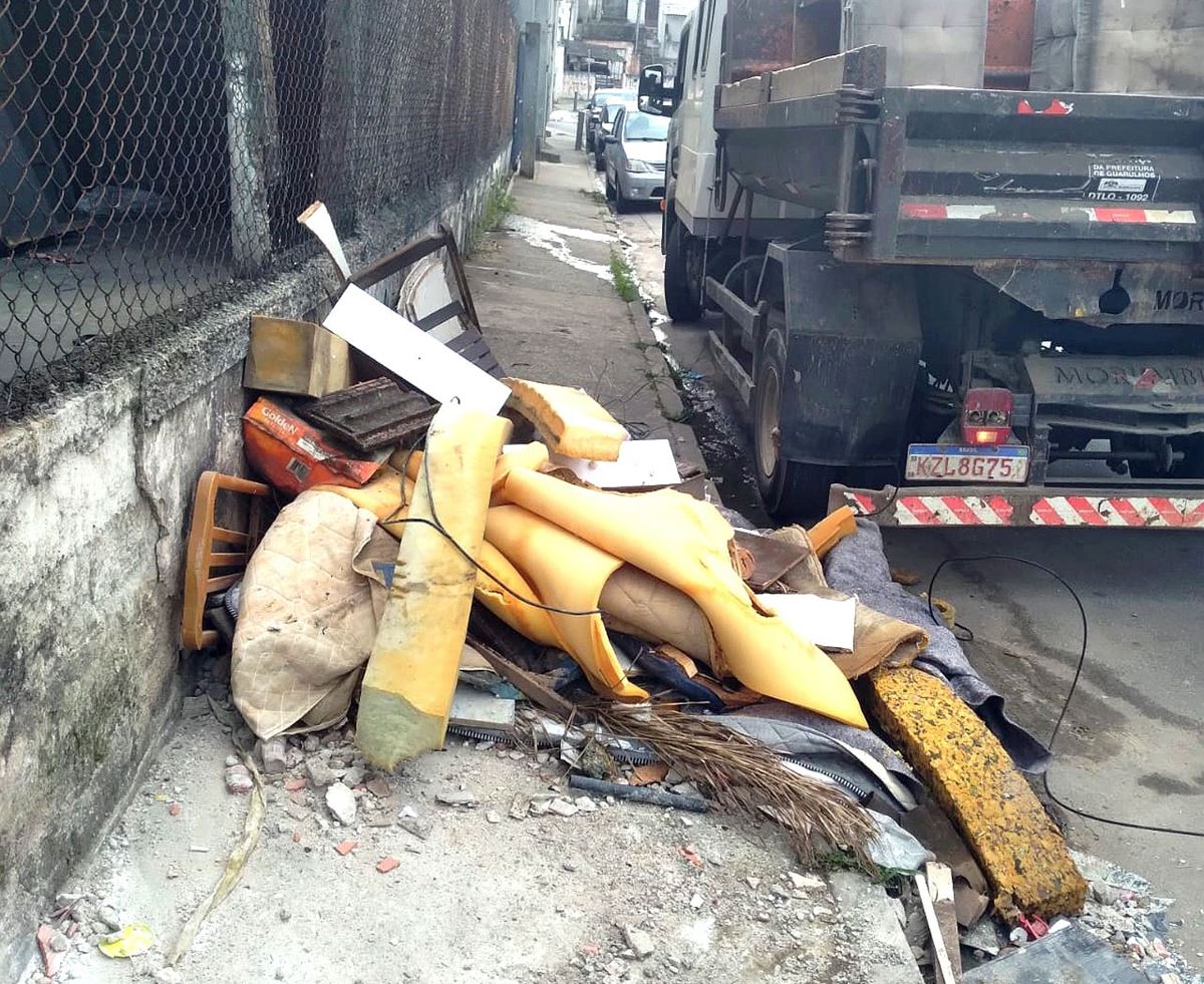 Prefeitura remove descarte irregular em diversas regiões da cidade