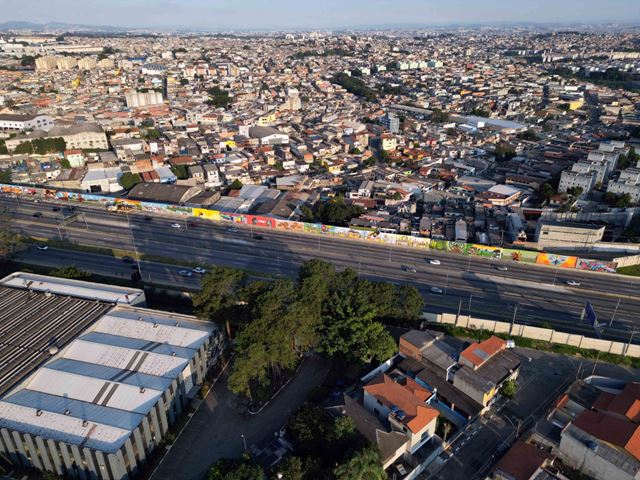 Projeto Grafite transforma barreiras da Via Dutra em galeria a céu aberto no Jardim Maria Dirce