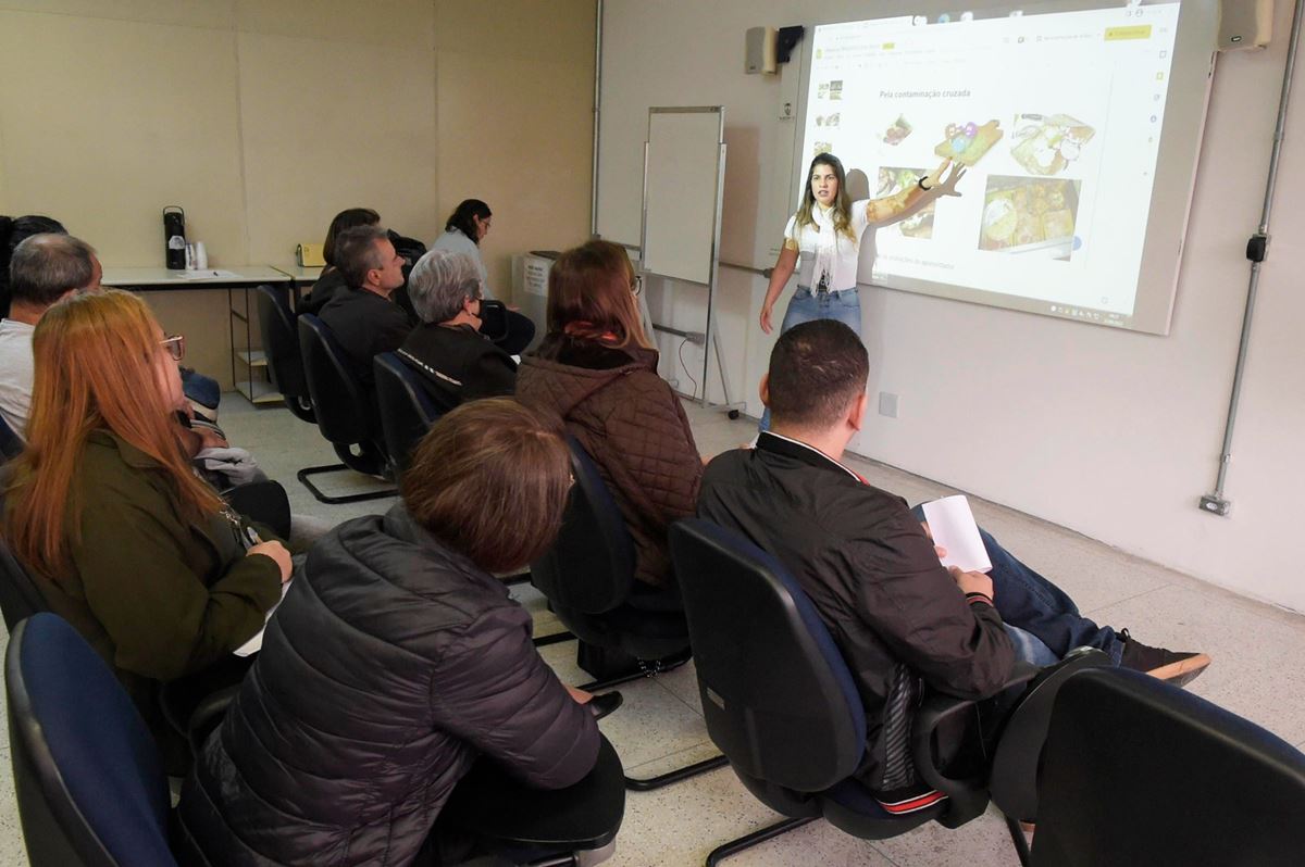Capacitação gratuita em segurança alimentar acontece nesta quinta-feira e ainda tem vagas abertas